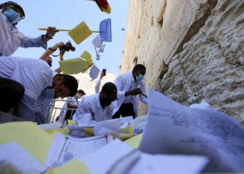 Se retiran notas de oración en el Muro Occidental antes de Rosh Hashaná