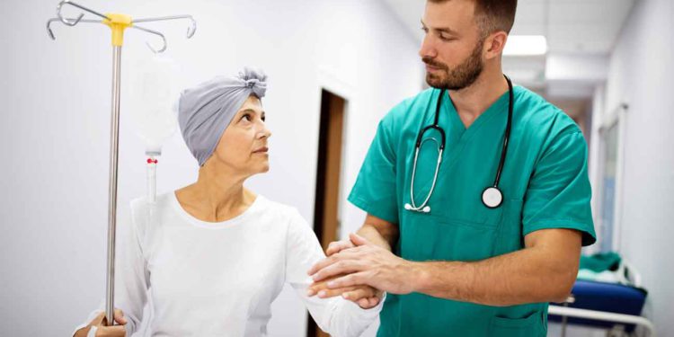 Pacientes con cáncer vacunados contra el COVID generan altos niveles de anticuerpos
