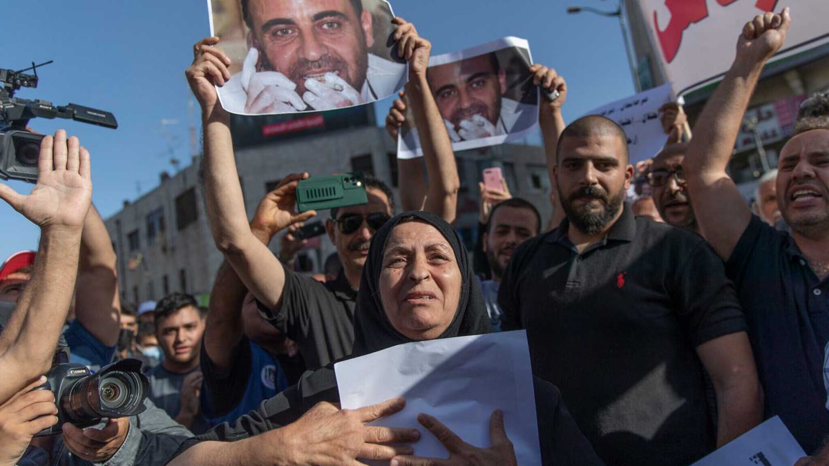 Autoridad Palestina arresta a 30 personas que protestaban por el asesinato de un disidente bajo custodia