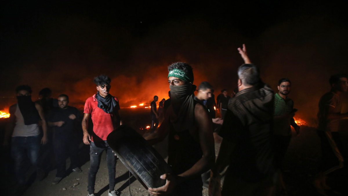 Islamistas de Gaza queman neumáticos y detonan explosivos en la frontera con Israel