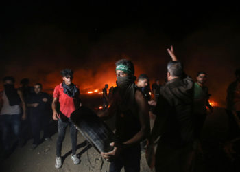 Islamistas de Gaza queman neumáticos y detonan explosivos en la frontera con Israel