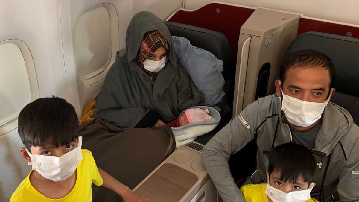 Refugiada afgana da a luz en un vuelo de evacuación hacia el Reino Unido