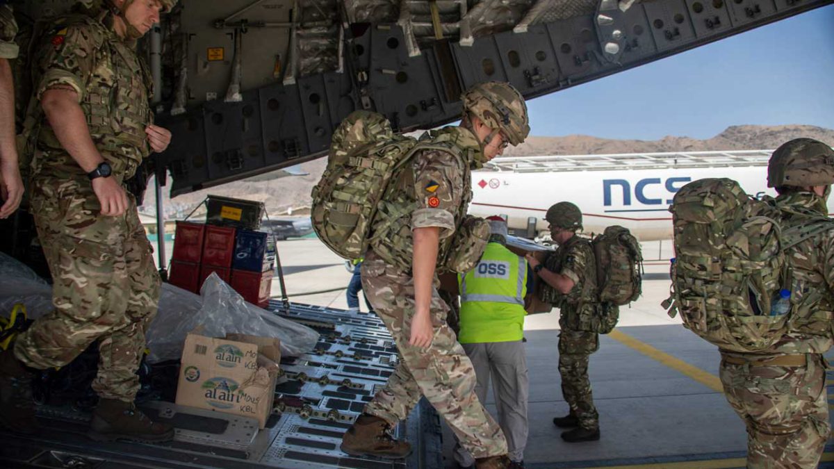 Reino Unido y la OTAN continuarán las evacuaciones tras el mortal atentando en Kabul