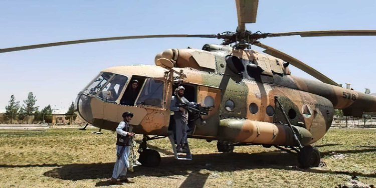Talibanes se apoderan de helicópteros militares afganos fabricados en EE.UU.