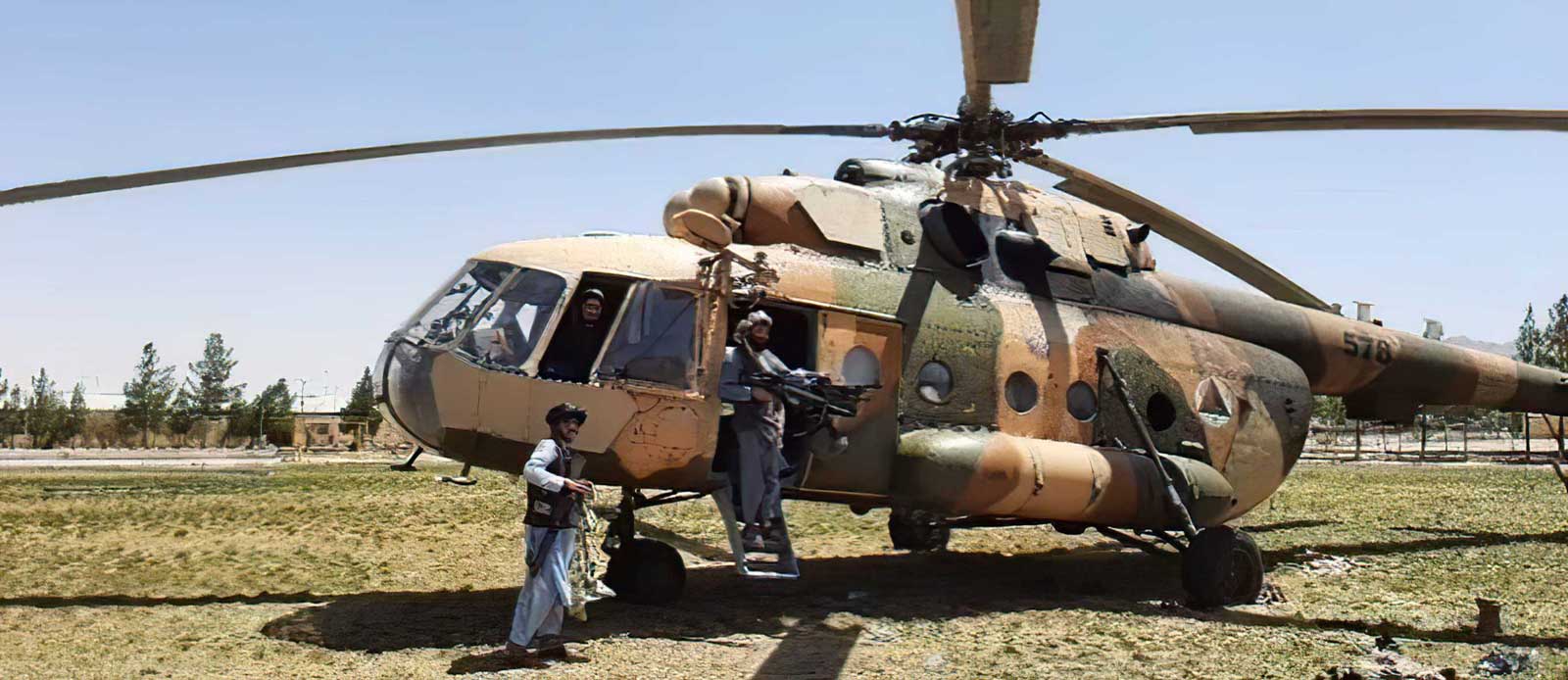 Talibanes se apoderan de helicópteros militares afganos fabricados en EE.UU.