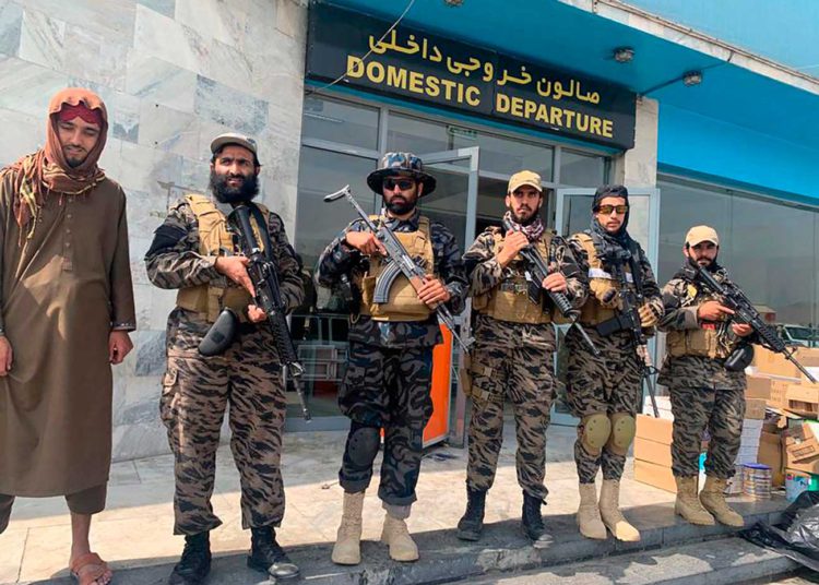 Los talibanes declaran la victoria sobre Estados Unidos desde el aeropuerto de Kabul