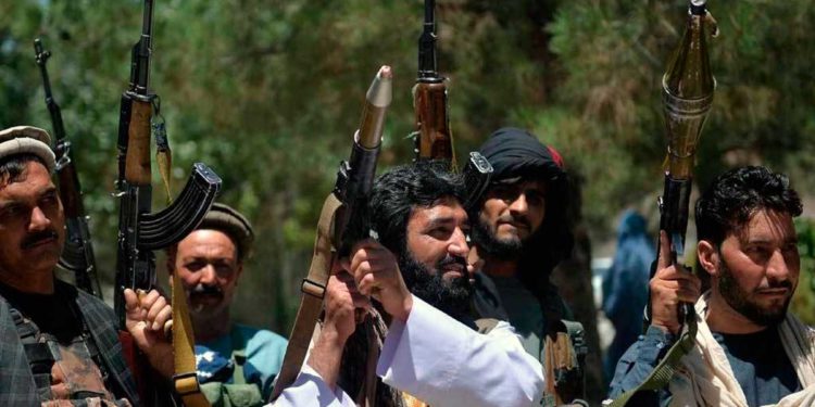 Afganistán: Miles huyen mientras los talibanes toman otra capital de provincia