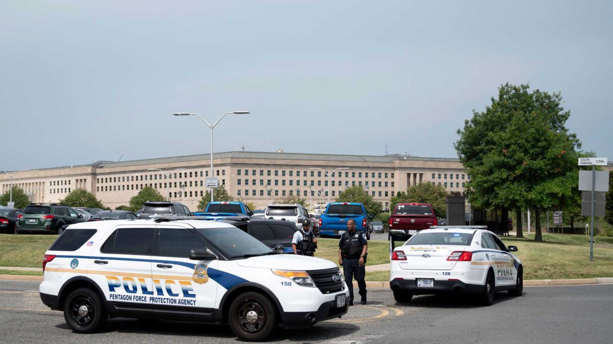 Oficial de policía muere apuñalado frente al Pentágono