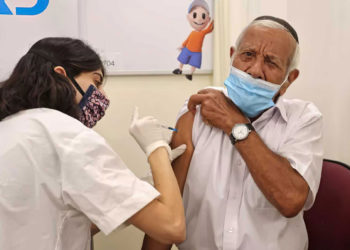Israel dice que las vacunas de refuerzo otorgan 4 veces más protección a los adultos mayores
