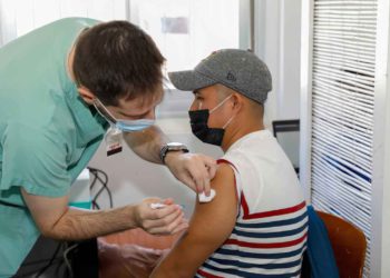 ¿Debe Israel administrar una tercera vacuna contra el COVID a personas de 40 años?