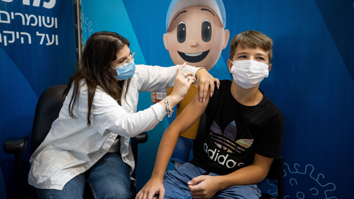 Israel ofrece vacunas de refuerzo contra el COVID a la población mayor a 12 años