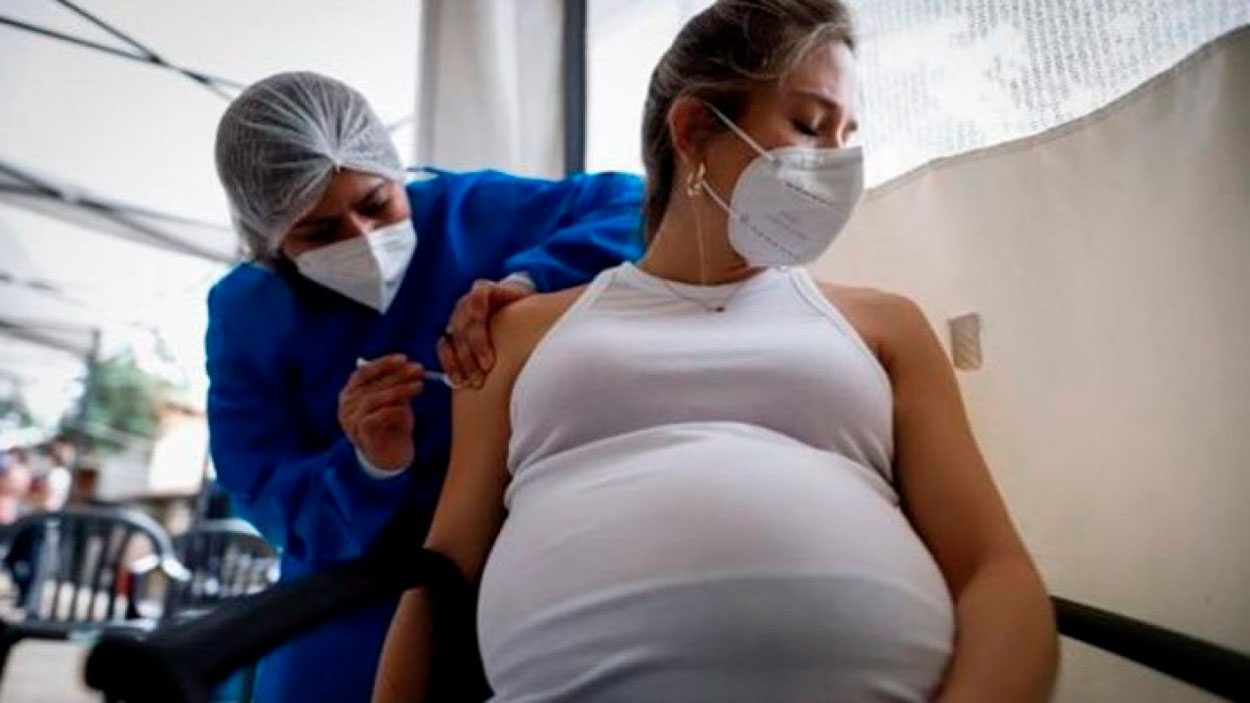La tercera vacuna contra el COVID es segura para las mujeres embarazadas, según expertos