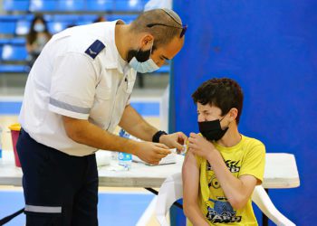 Cientos de niños israelíes recibieron la primera dosis de la vacuna contra el COVID