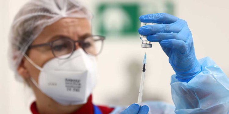 Enfermera alemana vacunó a 8.600 personas con solución salina