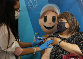 Israel es el primer país del mundo en ofrecer vacunas contra el COVID a mayores de 50 años