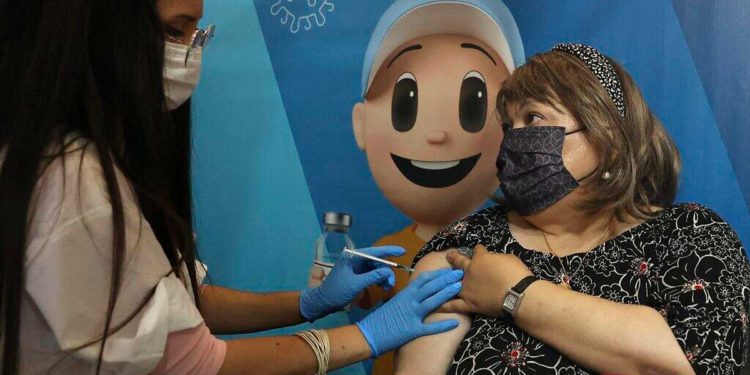 Israel es el primer país del mundo en ofrecer vacunas contra el COVID a mayores de 50 años