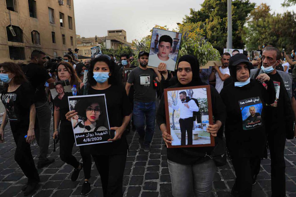 Víctimas de la explosión en Beirut realizan funeral simbólico para exigir justicia