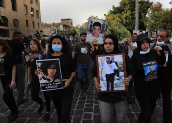 Víctimas de la explosión en Beirut realizan funeral simbólico para exigir justicia