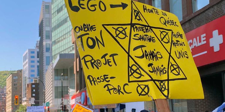 Estrellas amarillas en protesta de Montreal contra el pasaporte para vacunados