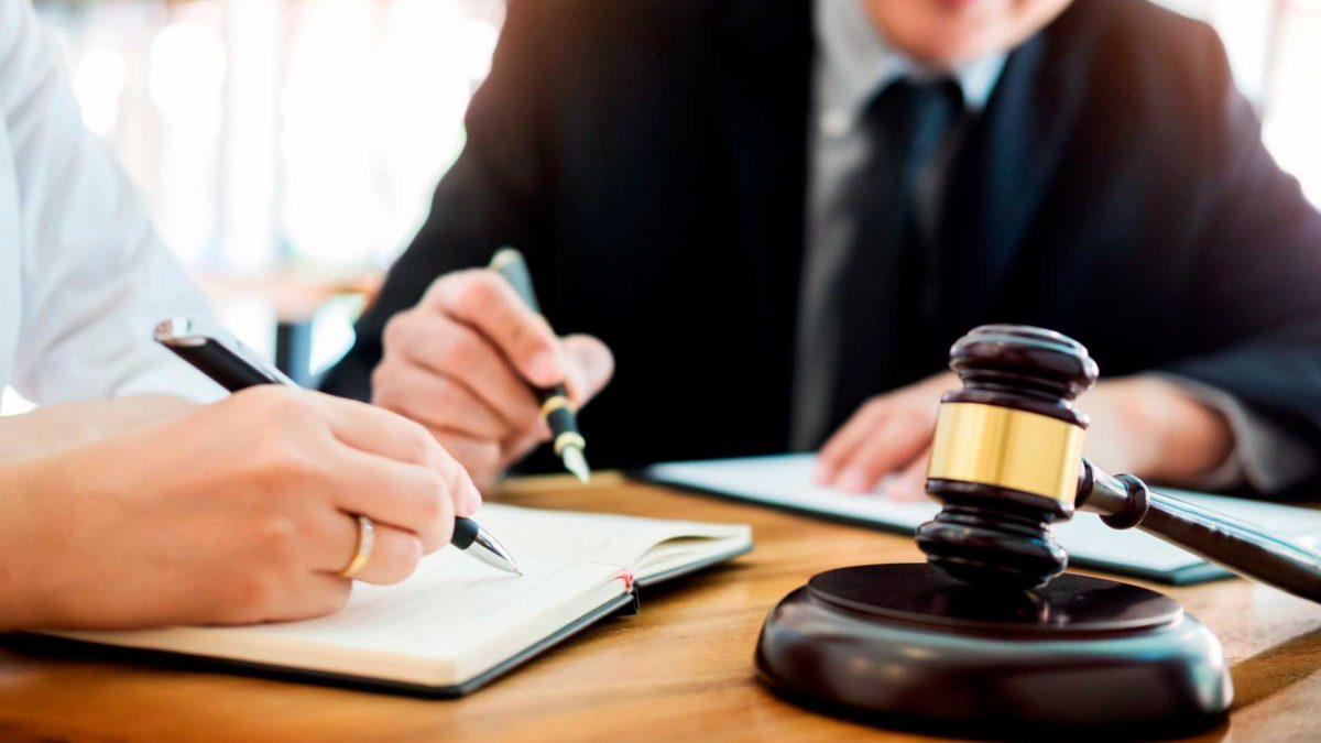 Los abogados israelíes ganaron más, pero trabajaron más horas en 2020