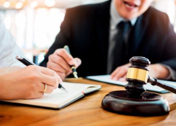 Los abogados israelíes ganaron más, pero trabajaron más horas en 2020