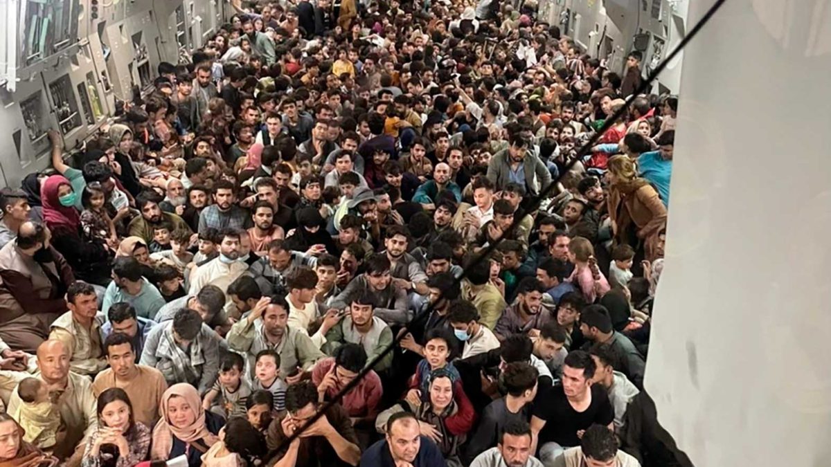 823 refugiados afganos hacinados en un avión estadounidense: 183 más de lo que se pensaba