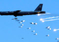 Bombarderos y helicópteros de combate B-52 de EE. UU. entran en acción en Afganistán para intentar detener el avance Talibán