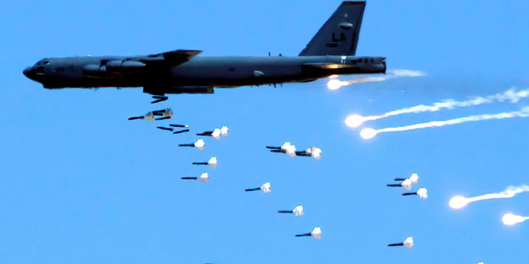 Bombarderos y helicópteros de combate B-52 de EE. UU. entran en acción en Afganistán para intentar detener el avance Talibán
