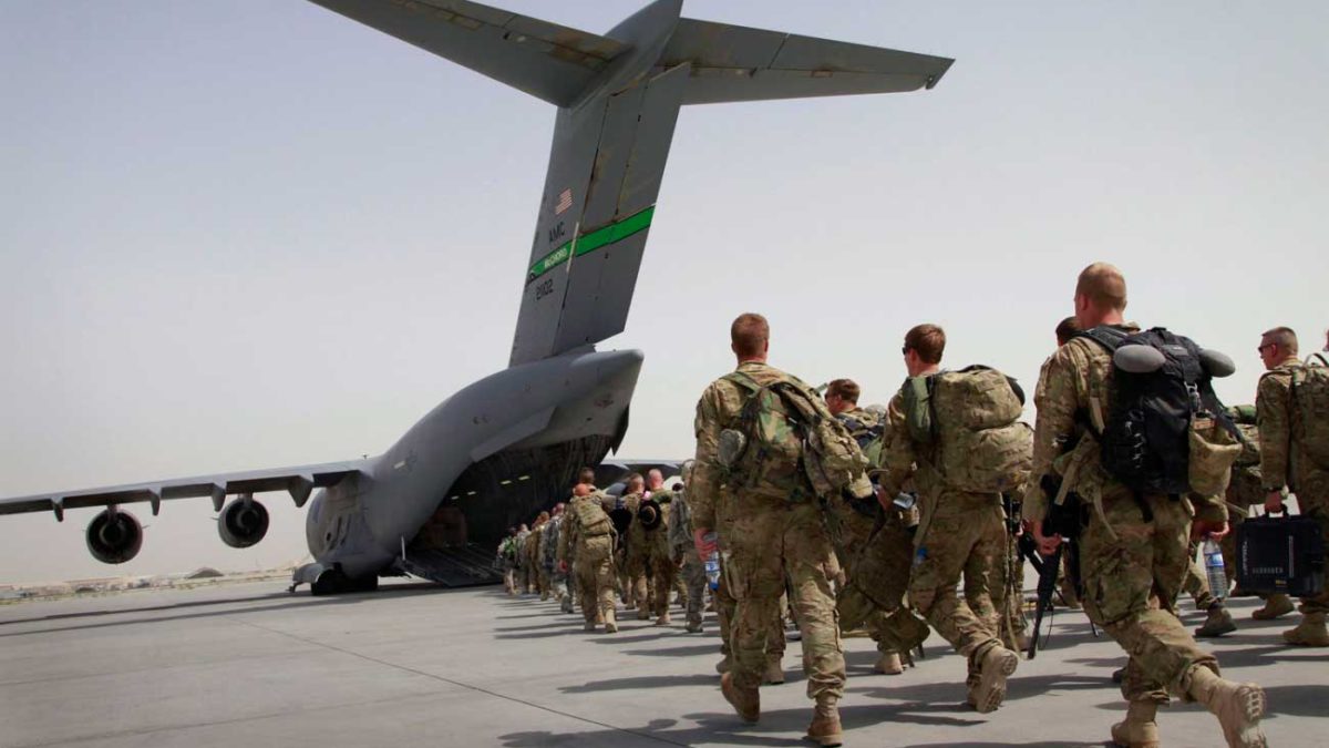 ¿Quién decidió cerrar la base aérea de Bagram en Afganistán y por qué?