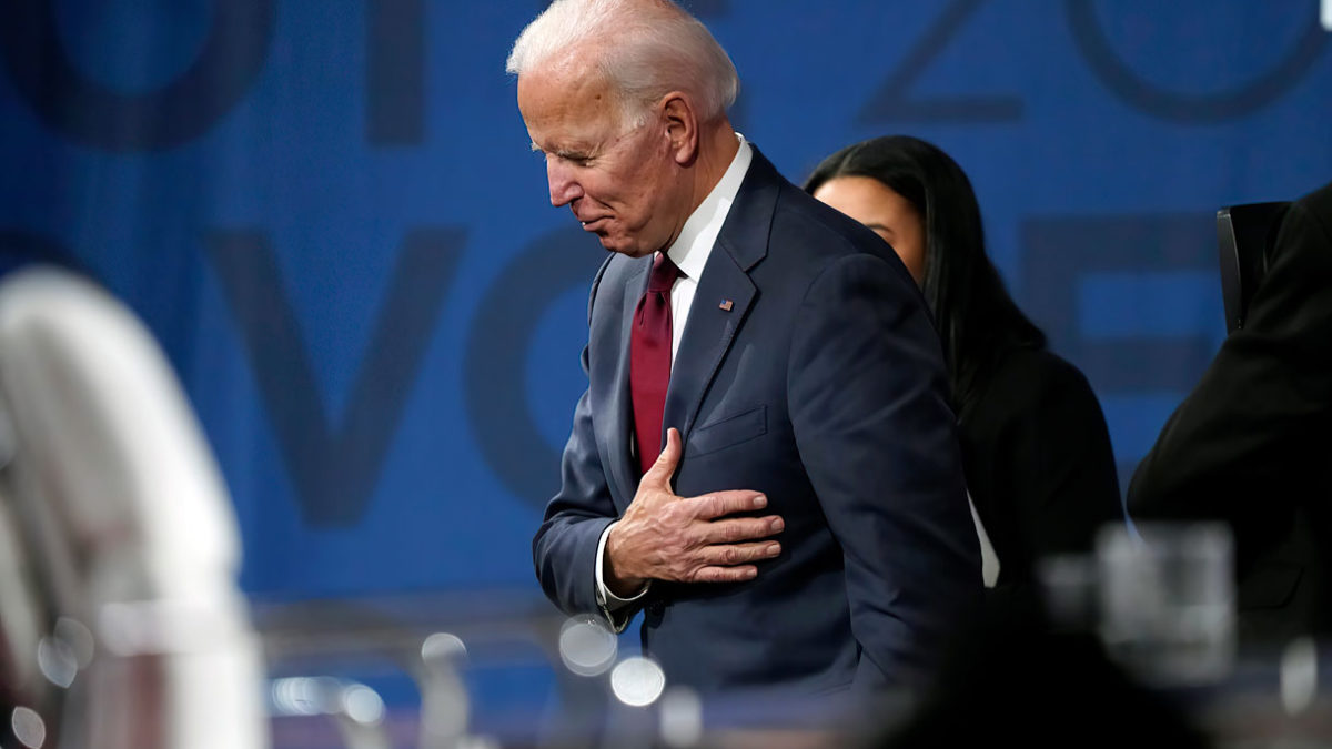 Biden se alaba a sí mismo por la “valentía” de retirar a las fuerzas de EE. UU. de Afganistán