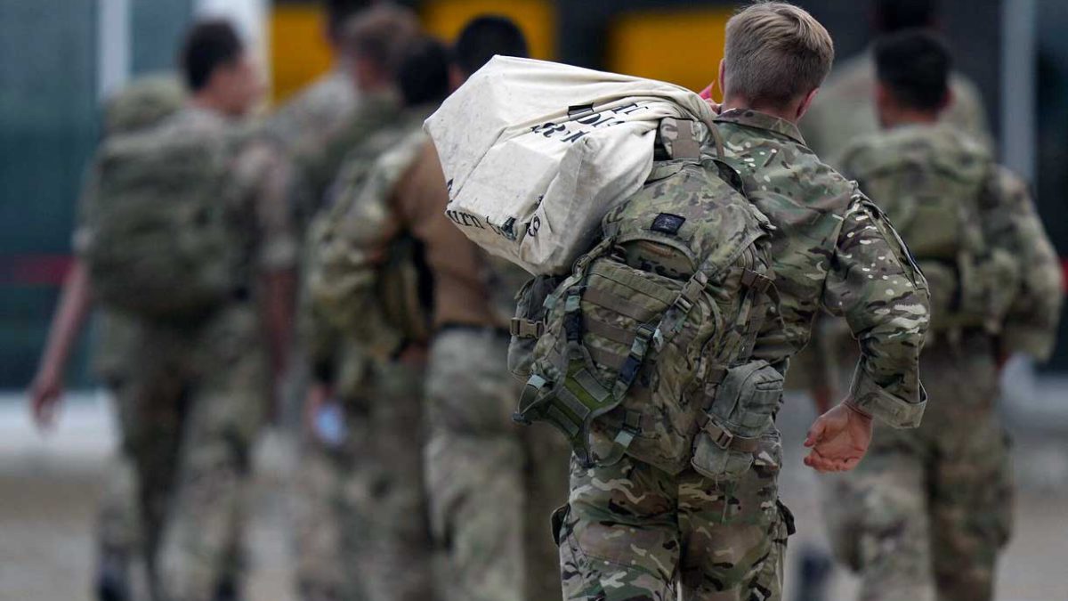 El último vuelo de evacuación del Reino Unido sale de Afganistán y las tropas comienzan a retirarse