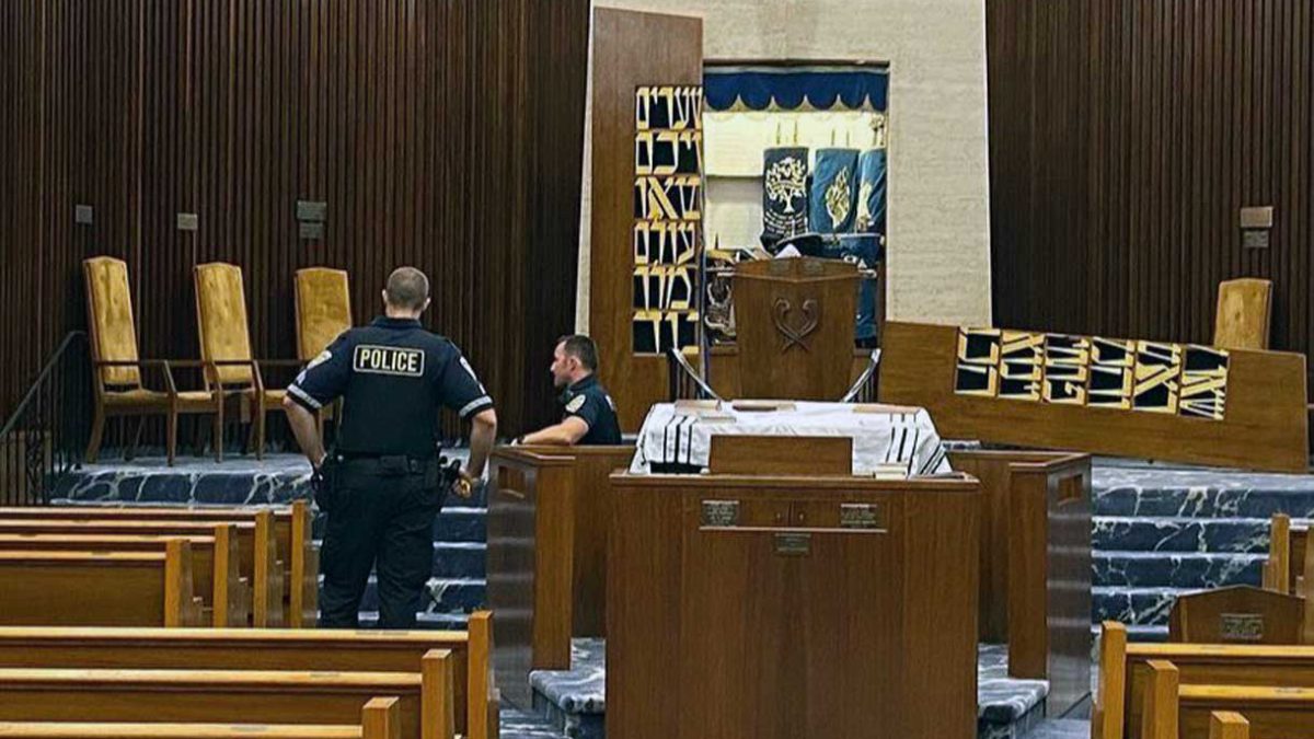Sospechoso detenido por robar rollos de la Torá en sinagoga de Long Island