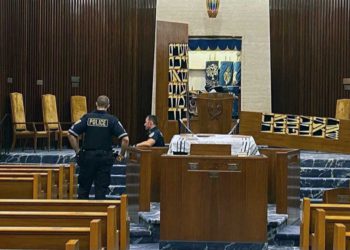 Sospechoso detenido por robar rollos de la Torá en sinagoga de Long Island