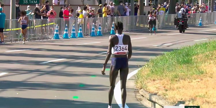 Maratonista olímpica israelí tuvo que interrumpir su recorrido por dolores menstruales