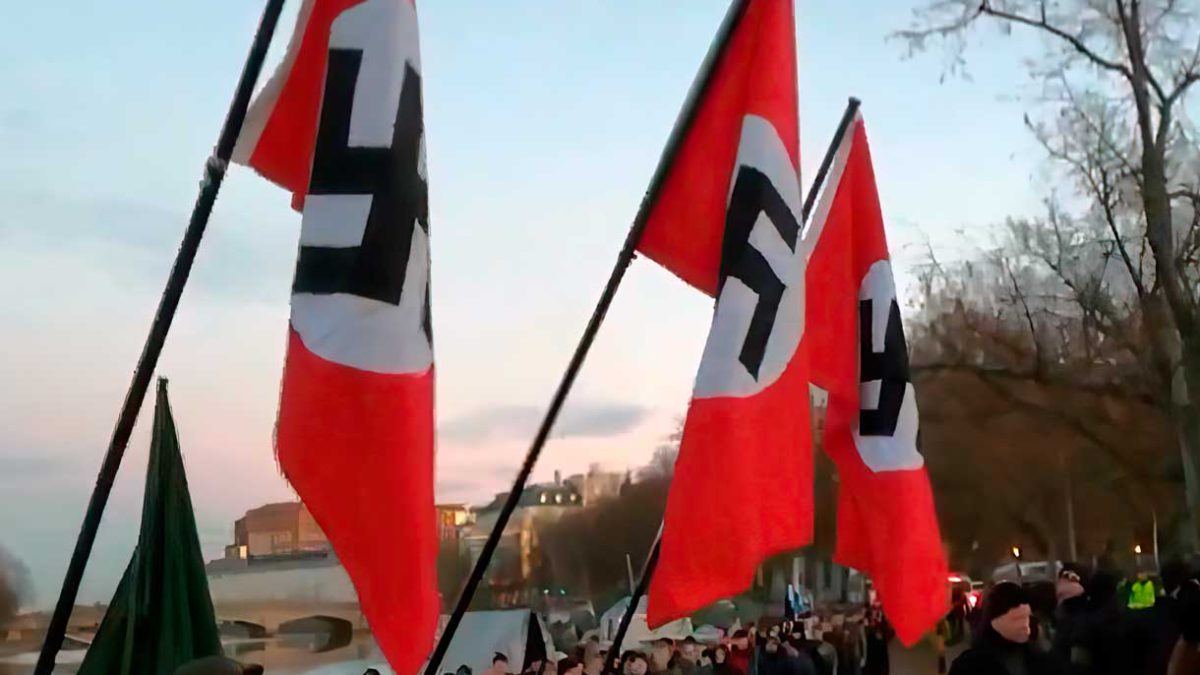 Tribunal finlandés desestima los cargos contra desfile de banderas con la esvástica