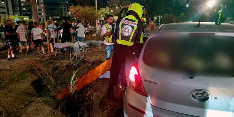 Madre gravemente herida por un disparo mientras conducía con su hija de 4 años