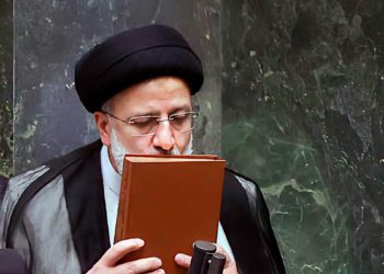 Raisi jura como presidente de Irán y promete "resistir las presiones"