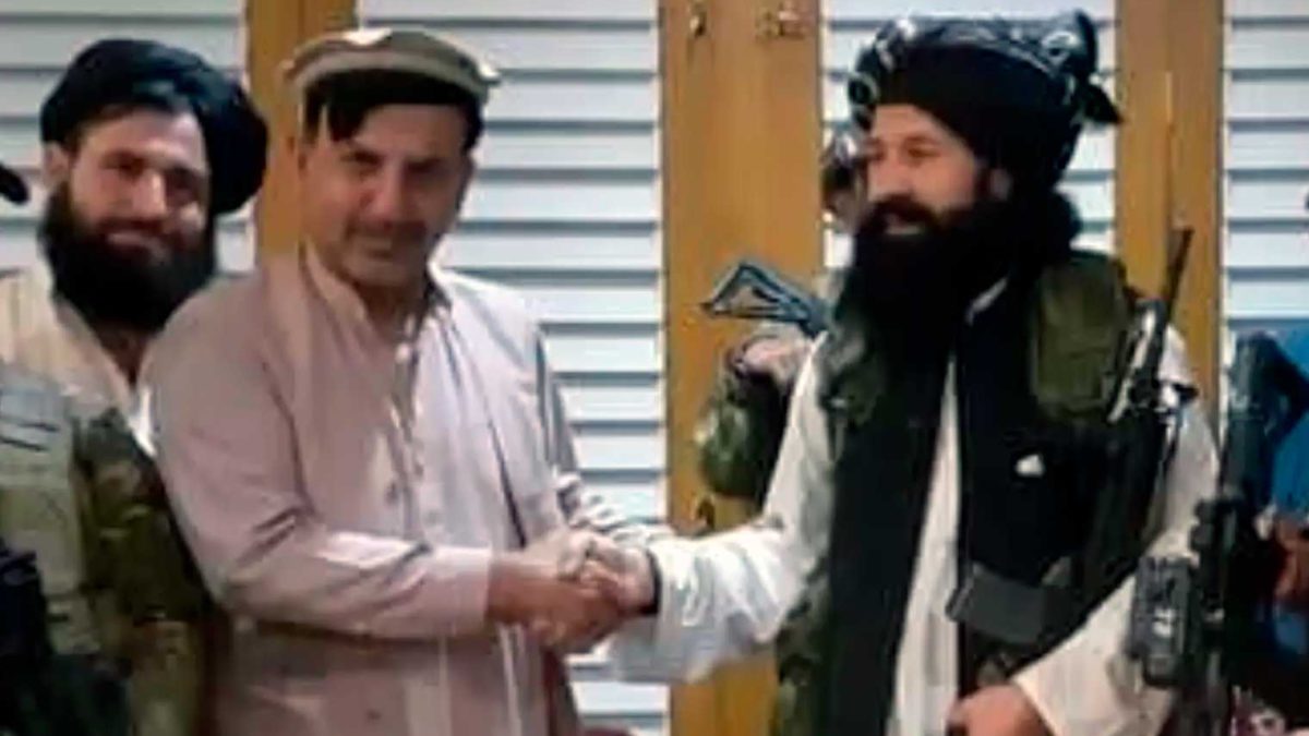 Hermano del derrocado presidente afgano promete lealtad a los talibanes