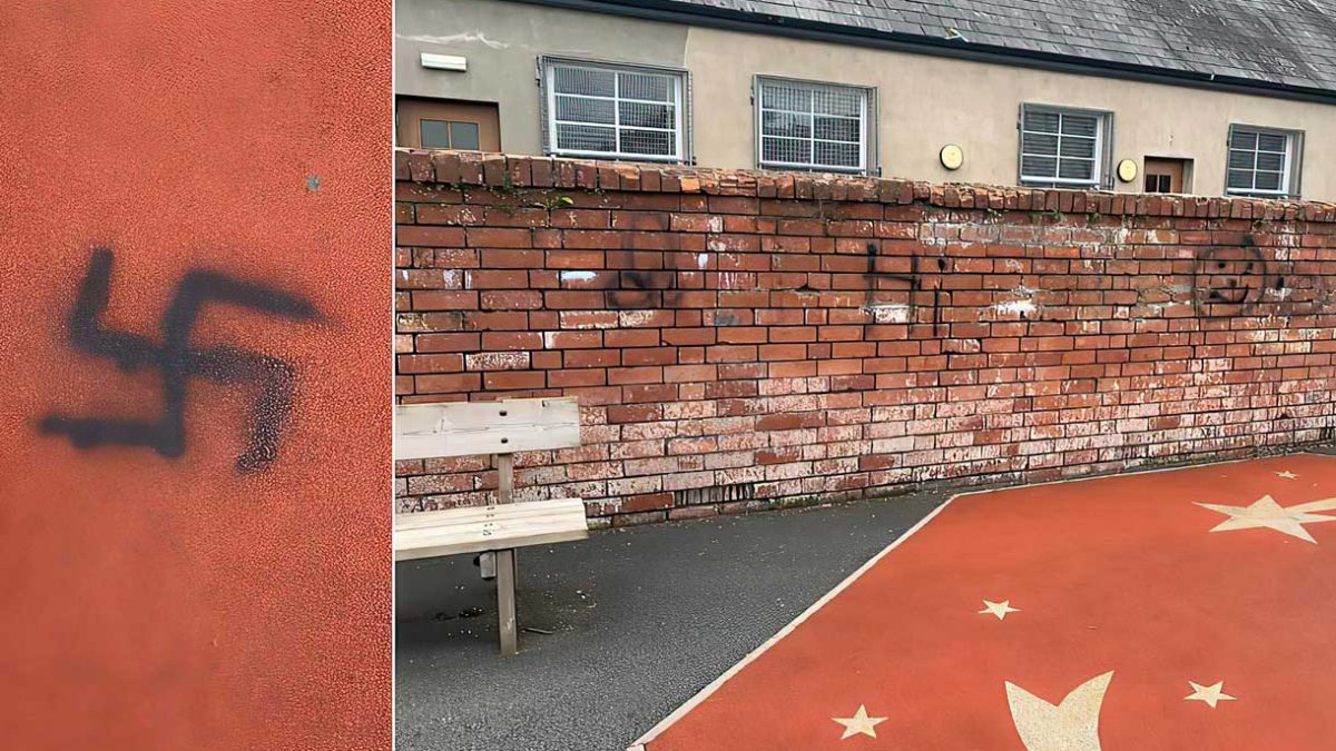 Parque infantil de Irlanda del Norte pintarrajeado con esvásticas y grafitis vulgares