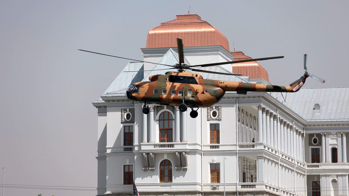 Presidente de Afganistán huye con autos y helicóptero llenos de dinero - Informe