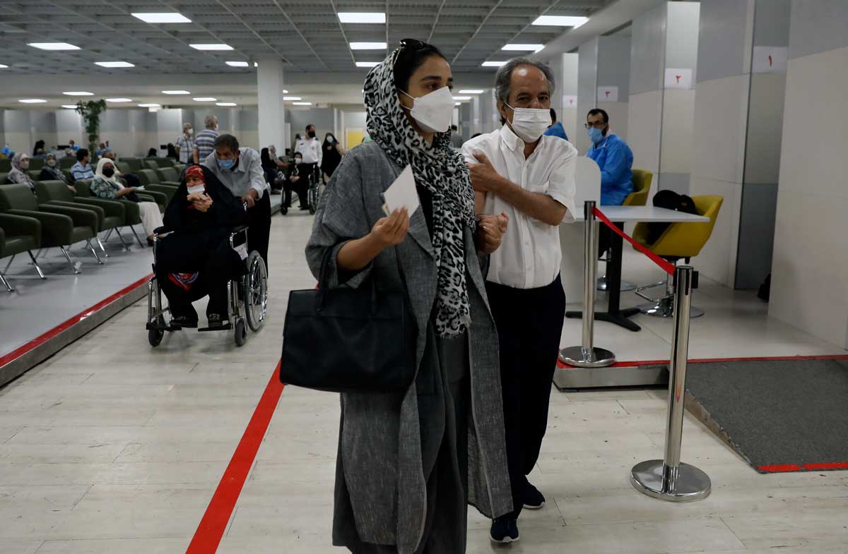 La gente sale después de recibir sus vacunas Covid-19 en un centro de vacunación en el centro comercial Iran Mall en Teherán, Irán, 9 de agosto de 2021. (AP Photo/Vahid Salemi)