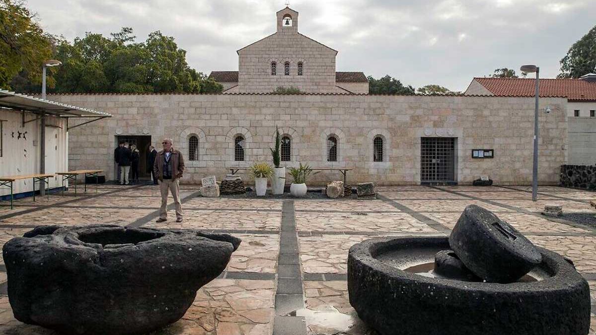 Roban cruz de hierro de la Iglesia de la Multiplicación de los Panes y los Peces