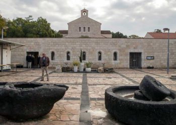 Roban cruz de hierro de la Iglesia de la Multiplicación de los Panes y los Peces