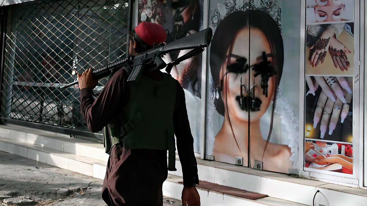 Imágenes de mujeres vandalizadas en Kabul mientras el gobierno talibán se afianza