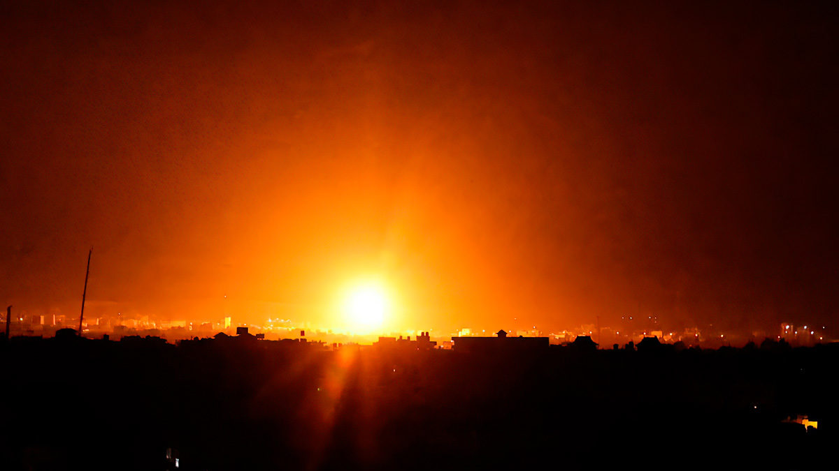 Israel ataca puestos de Hamás en Gaza en respuesta a globos incendiarios