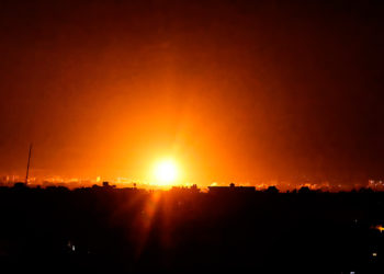 Israel ataca puestos de Hamás en Gaza en respuesta a globos incendiarios