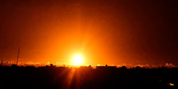 Israel ataca puestos de Hamás en Gaza en respuesta a globos incendiarios