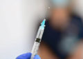 Sin esperar al visto bueno final: clínicas de Israel ofrecen vacuna de refuerzo a los mayores de 40 años