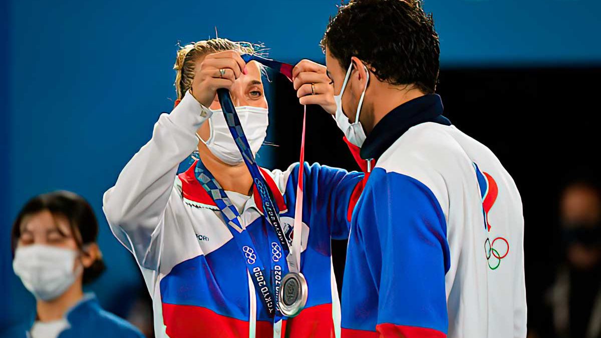 En una confusión de medallas, Karatsev se lleva brevemente el oro