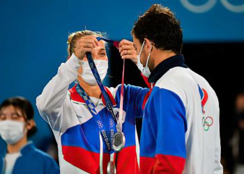 En una confusión de medallas, Karatsev se lleva brevemente el oro